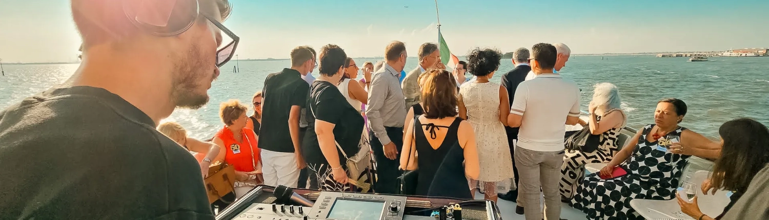 Deejay nella tua festa privata in barca a Venezia - Dream Boat Venice