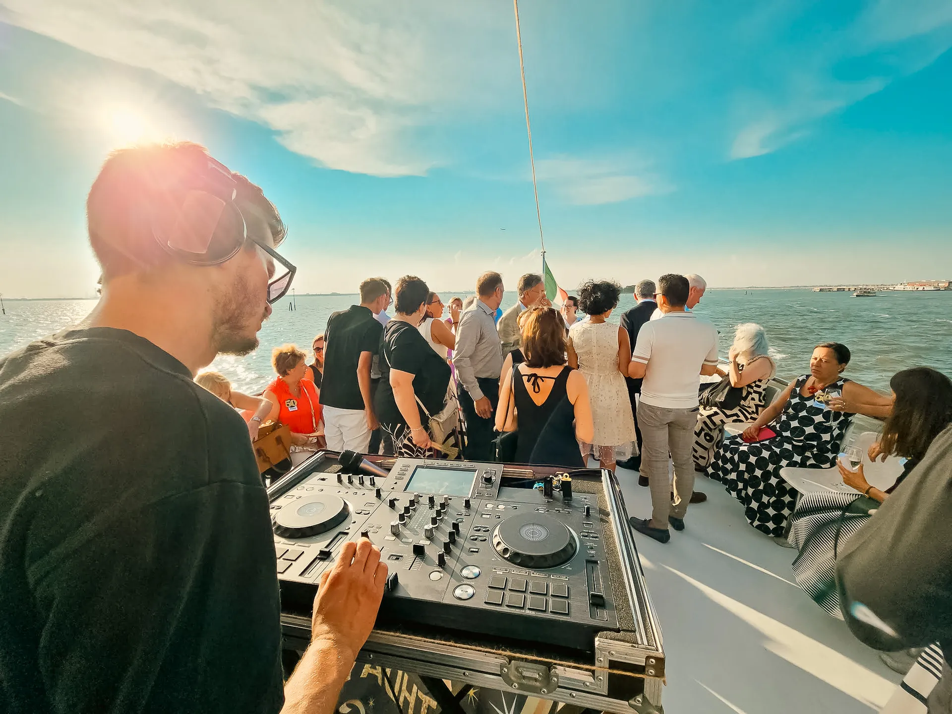 Deejay nella tua festa privata in barca a Venezia - Dream Boat Venice