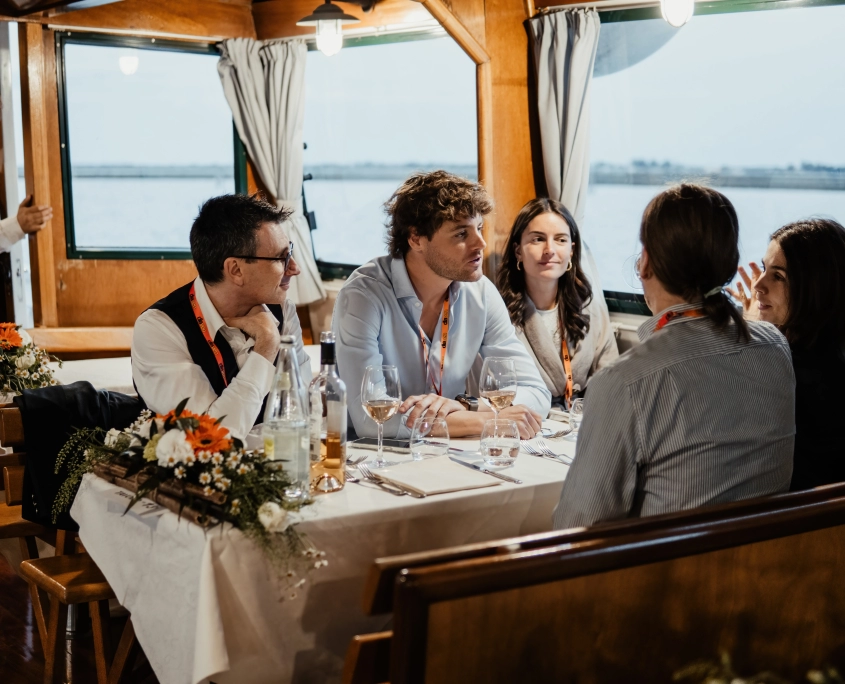 Cena su grande imbarcazione a Venezia