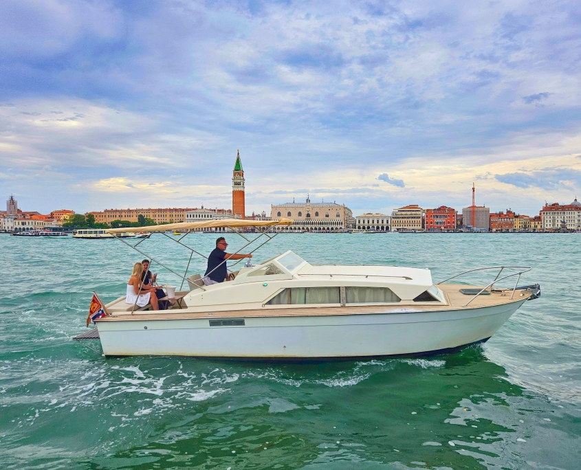 Cena in Barca a Venezia su Piccolo Yacht - Dream Boat Venice